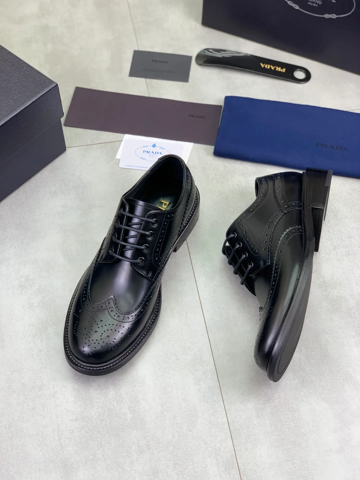 Factory price P980 💰 (genuine leather outsole series) original quality, top version 🔱 ＰＲＡＤＡPrada. Men's business casual leather shoes, top quality cow leather. 1:1 shipment⬆️Luxurious and noble👞All imported original color-changed cowhide, just to create a more comfortable wearing experience. Upper: Original comfortable selected high-end color-changed calfskin➕Top imported water-dyed full cow lining, original lightweight and comfortable high-grade genuine leather outsole✔️Code number: 39-44 (38 45 46 47 can be customized)